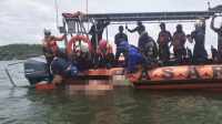 Bersama Tim Gabungan, Personel Satpolairud Polres Ketapang Lakukan Evakuasi Jenazah ABK Yang Tenggelam Di Perairan Kendawangan