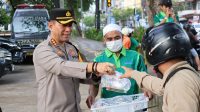 Kapolresta Pontianak Bersama Komunitas Wasit Pontianak Berbagi Takjil Ramadhan di Depan Masjid Al Jihad