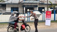 Polres Bengkayang Berbagi Berkah Ramadhan, Bagikan Takjil Gratis kepada Pengguna Jalan