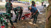 WUJUD KAN KEPEDULIAN TNI,DANRAMIL 1204-07/TAYAN HILIR PIMPIN GOTONG ROYONG PERBAIKI JALAN