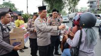 Kapolresta Pontianak Bersama Pokdarkamtibmas Pontianak Utara Bagikan Takjil Gratis di Depan Mako Polsek Pontianak Utara