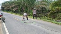 Anggota Polsek Menjalin Berikan Tanda Pada Lubang Dijalan, Upaya Hindarkan Pengendara Dari Kecelakaan