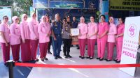 Bhayangkari Peduli Polda Kalbar Kunjungi Pos OPS Ketupat Kapuas 2025 Dan Bagi Takjil Kepada Para Pengendara