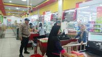 Patroli Di Pusat Perbelanjaan Menjadi Target Polsek Ngabang Untuk Meminimalisir Tindak Kejahatan Menjelang Idul Fitri