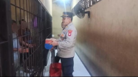 Kapolres Sambas AKBP Wahyu Jati Wibowo Dalam Kegiatan Ju’mat Berkah Serahkan Bantuan Makanan untuk Tahanan sebagai Bentuk Kepedulian Kemanusiaan
