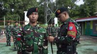 Komandan Satuan Tugas Pengamanan Perbatasan (Dansatgas Pamtas) RI-Malaysia Yonkav 12/BC Pimpin Langsung Upacara Kenaikan Pangkat