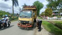 Aksi Simpatik KBO Lantas Polres Landak: Sigap Bantu Pengendara Truk Pecah Ban di Jalan Raya