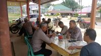 Dekat dengan Warga, Kanit Binmas Polsek Sengah Temila Berikan Himbauan Keamanan