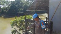 Antisipasi Banjir, Polsek Jelai Hulu Polres Ketapang Cek Debit Air di Tepi Sungai Kecamatan Jelai Hulu