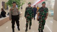 Berikan Rasa Aman Kepada Pengunjung, Petugas Pos Pelayanan Laksanakan Patroli Jalan Kaki di Singkawang Grand Mall.