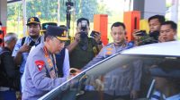 Dukung Kelancaran Arus Balik, Kapolri Sapa dan Beri Bingkisan ke Pemudik di Gerbang Tol Kalikangkung