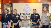 KUNJUNGAN HORMAT KAPOLDA KALBAR KE ATAS PESURUHJAYA POLIS SARAWAK