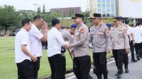 Pererat Tali Silaturahmi Dan Saling Memaafkan Di Suasana Perayaan Idul Fitri 1446 H, Kapolda Kalbar Memimpin Apel Pagi Sekaligus Halal Bihalal