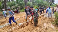 Babinsa Koramil 1204/Sanggau Memperbaiki Jalan Rusak Bersama Masyarakat Binaan