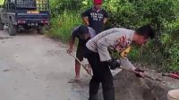 Bhabinkamtibmas Polsek Dedai Bersama Warga Desa Lundang Baru Timbun Jalan Yang Sering Kebanjiran