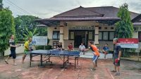Dukung Olahraga, Polsek Menjalin ajak masyarakat bermain Tenis Meja.