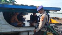Laksanakan Partoli di Perairan, Personil Sat Pol Airud Sampaikan Himbauan Kepada Para ABK Yang Sedang Beraktivitas