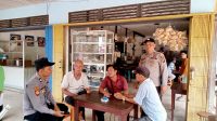 Sambangi Warganya, Polisi Sambangi Warganya Sedang duduk Santai, Inilah Pesannya