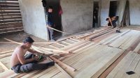 Poktan Rajawali Polres Landak Gotong Royong Bangun Gudang Pupuk untuk Dukung Program Ketahanan Pangan