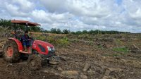 Dukung Ketahanan Pangan, Poktan Rajawali Polres Landak Gunakan Traktor Siapkan Lahan Jagung