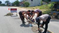 Polsek Kembayan Gelar Aksi Nyata Peduli Keselamatan: Tambal Jalan Berlubang Sepanjang Jalan Raya Kembayan
