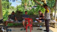 Wujudkan Keamanan, Bhabinkamtibmas Polsek Air Besar Lakukan Dialog Humanis dengan Warga