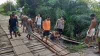 Bersama Warga, Bhabinkamtibmas Polsek Dedai Perbaiki Jembatan   