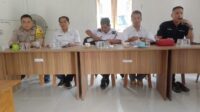 Bhabinkamtibmas Polsek Kuala Behe Hadiri Musdes Desa Paku Raya