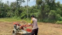 Dukung Ketahanan Pangan, Polsek Simpang Dua Laksanakan Penggemburan Tanah dan Pemberian Pupuk Kandang