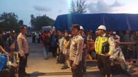 Pastikan Keamanan Dan Kelancaran Keberangkatan Kapal Penumpang KM Dharma Ferry, Personel Polsek Pelabuhan Ketapang Berikan Pengamanan Humanis