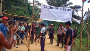 Polsek Dedai Kawal Warga Portal Jalan Menuju PT. BSL