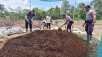 Polsek Meranti Pengaplikasian Fermentasi Pupuk cair Microba Google (Migo) ke pupuk kompos Ta, Dalam Rangka Program Ketahan Pangan.