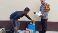 Optimalisasi Pertumbuhan Jagung : Polsek Menjalin Semprot Insektisida di lahan percontohan.