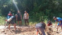Semangat Gotong Royong Bhabinkamtibmas Polsek Air Besar dan Masyarakat Dusun Tepo Sinergi Laksanakan Penambalan Jalan