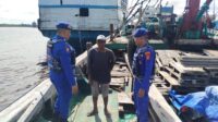 Personel Sat Polairud Polres Ketapang Berikan Himbauan Keselamatan kepada ABK KLM. Kapuas Abadi I Terkait Cuaca Buruk
