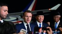 Presiden Macron Tiba di Jakarta, Apresiasi Keindahan Indonesia dan Persahabatan dengan Presiden Prabowo
