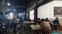 Anggota Polsek Mandor Lakukan Patroli Malam, Sapa Warga dengan Humanis