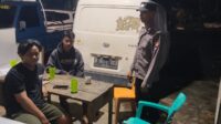 Patroli Malam Temui Warga, Polsek Sengah Temila Sampaikan Pesan Kamtibmas