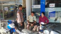 Sambangi Warga Saat Patroli Siang, Polsek Mandor Perkuat Kedekatan dengan Masyarakat