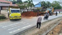 Polsek Belimbing Bersama Masyarakat dan Pihak SDN 1 Pemuar Buka Bahu Jalan