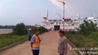 POLSEK KAWASAN PELABUHAN SUKABANGUN LAKSANAKAN PENGAMANAN KEBERANGKATAN KAPAL DHARMA FERRY II TUJUAN SEMARANG