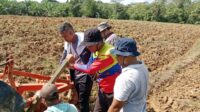 Kapolsek Sekayam Tinjau Persiapan Pembukaan Lahan Demplot Kedua untuk Dukung Ketahanan Pangan