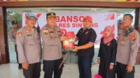 Jelang Hari Bhayangkara ke-79, Kapolres Sintang Salurkan Bansos untuk PHL dan Warga Bantaran Sungai Kapuas