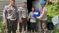 Propam Polres Landak Bagikan Bansos untuk Warga Kurang Mampu dalam Rangka HUT Bhayangkara ke-79