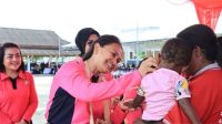 Ketua Umum Bhayangkari Salurkan Bantuan Sosial di Sorong, Papua Barat Daya