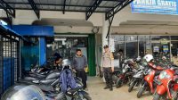 Temui Warganya, Anggota Polsek Mandor Patroli Siang Sampaikan Himbauannya