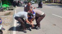 Personil Polsek Pontianak Barat Sigap Berikan Pertolongan kepada Warga yang Pingsan di Pinggir Jalan