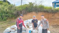 Polsek Menukung Salurkan Pupuk Kohe