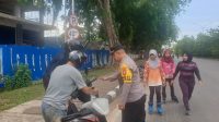 PAWAS POLSEK PONTIANAK SELATAN BERSAMA PERSONEL BANTU KORBAN LAKA AKIBAT TUMPAHAN OLI DI DEPAN KANTOR BPN