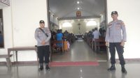 Polsek Menyuke Lakukan Pengamanan Ibadah Misa Hari Minggu Ke Gereja